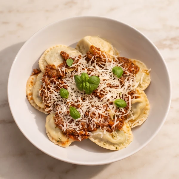 Sorrentinos caseros de Betty con salsa bolognesa y queso rallado